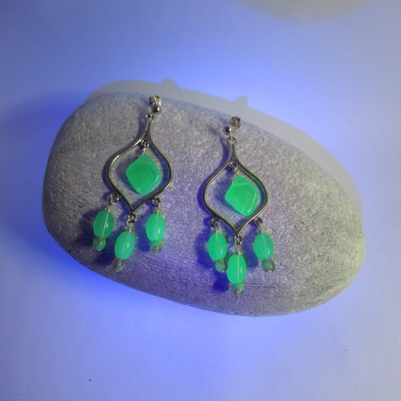 Uranium glass bead Chandelier earrings - Picture 5 of 9